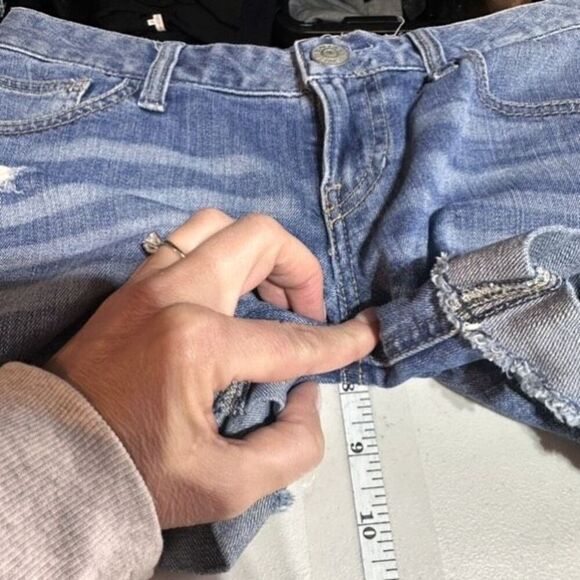 Express Women’s Low Rise Distressed Cuffed Denim Shorts Size 0 - Picture 7 of 9